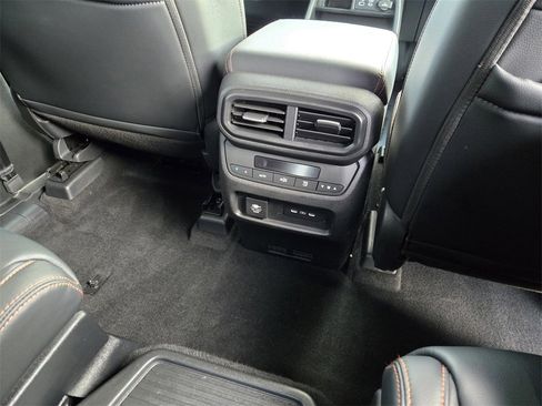 Used 2025 Honda Pilot TrailSport image 11