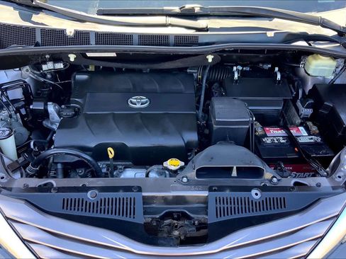 Used 2016 Toyota Sienna LE image 30