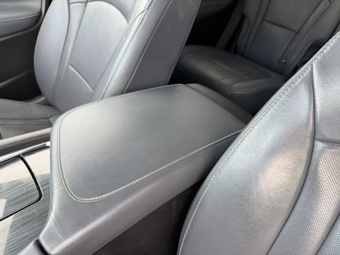 Used 2019 Buick Enclave Essence image 17