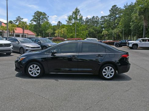 Used 2025 Toyota Corolla LE FWD image 2