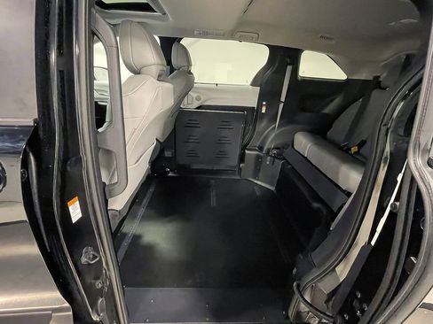 Used 2025 Toyota Sienna XLE FWD image 22