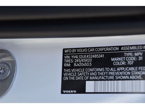 Certified 2025 Volvo XC40 B5 Plus w/ Protection Package Premier image 34