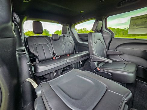 New 2027 Chrysler Pacifica Select FWD image 31