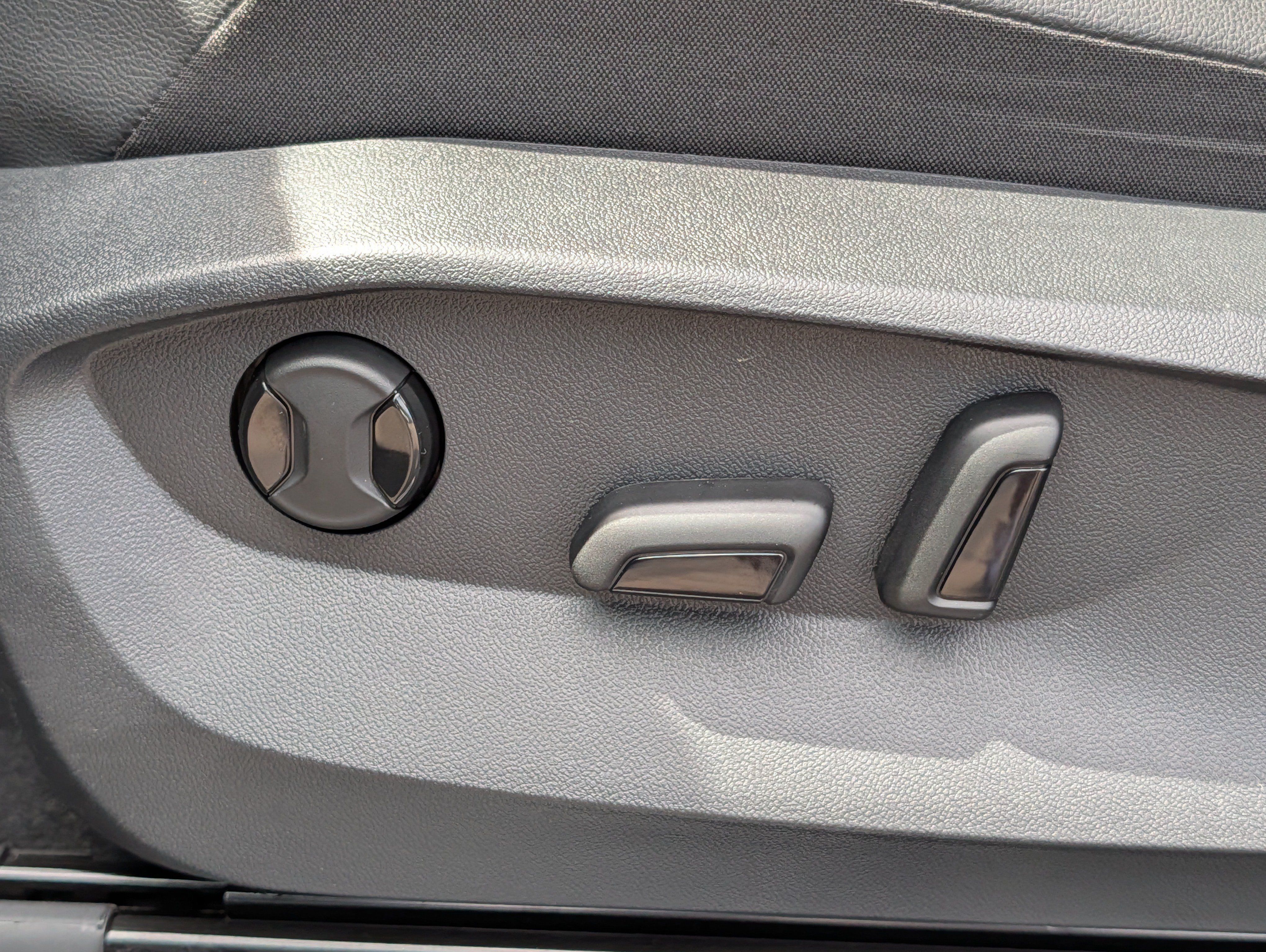 Certified 2024 Volkswagen Tiguan Wolfsburg Edition w/ Panoramic Sunroof Package AWD/4WD image 19