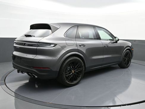 Used 2025 Porsche Cayenne image 7