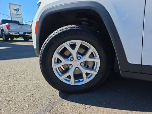 Used 2023 Jeep Grand Cherokee Limited AWD/4WD image 13