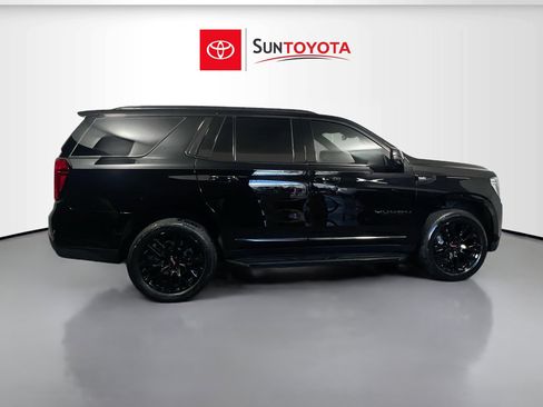 Used 2023 GMC Yukon SLT w/ SLT Luxury Package image 2