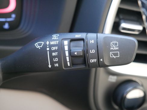 Used 2023 Hyundai Venue SEL image 25