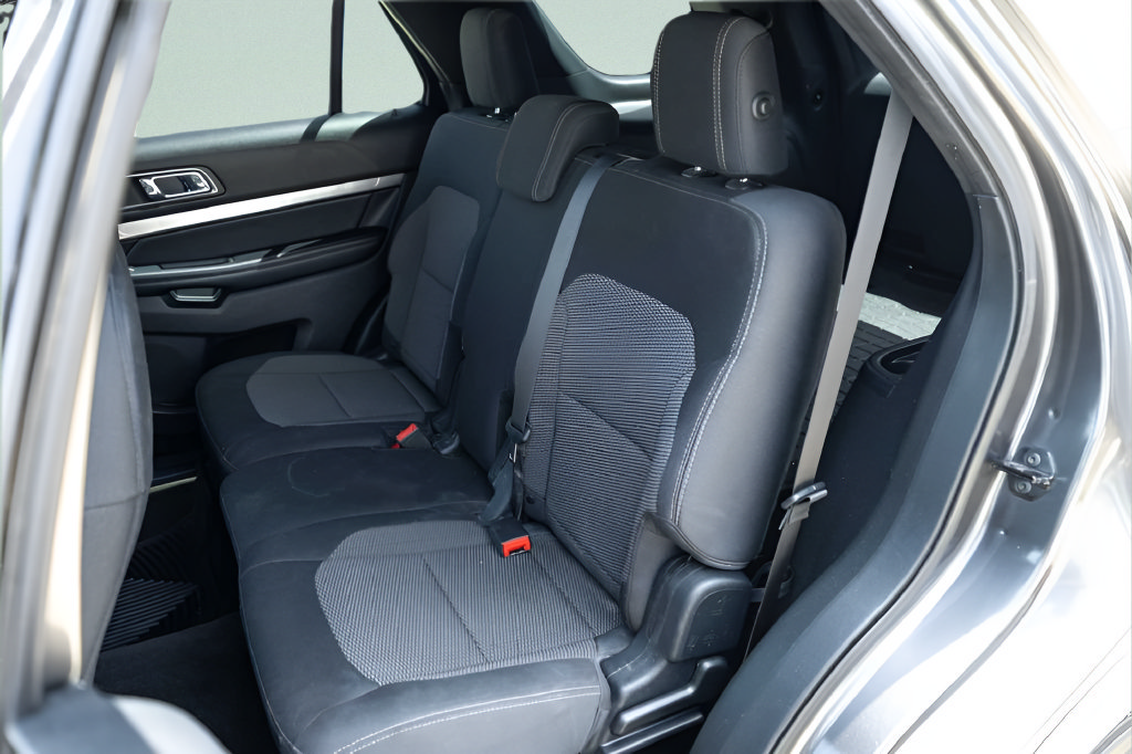 Used 2018 Ford Explorer XLT w/ Equipment Group 201A FWD image 16