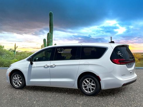 Used 2024 Chrysler Pacifica Touring-L FWD image 4