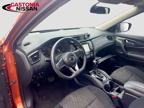 Used 2018 Nissan Rogue SV w/ Premium Package image 11