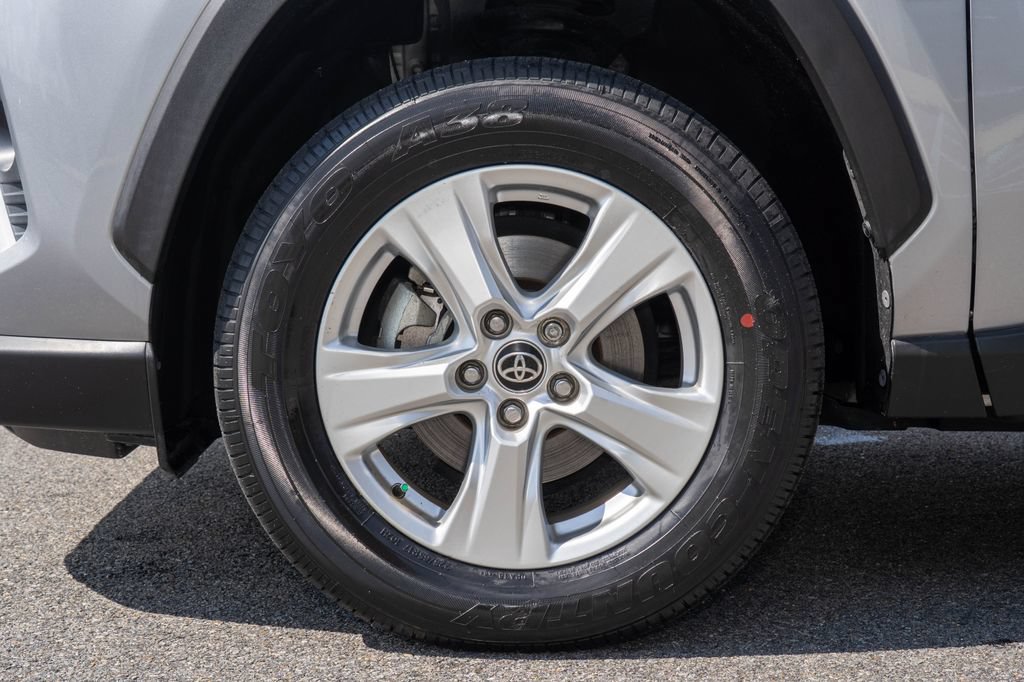 Used 2021 Toyota RAV4 XLE w/ Convenience Package FWD image 32