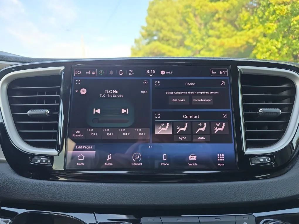 Used 2023 Chrysler Pacifica Touring-L FWD image 25