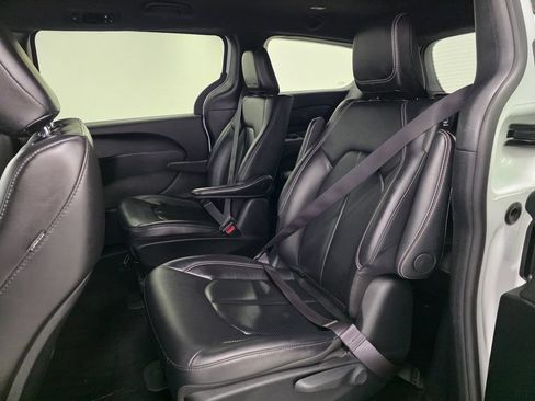 Used 2024 Chrysler Pacifica Limited FWD image 19