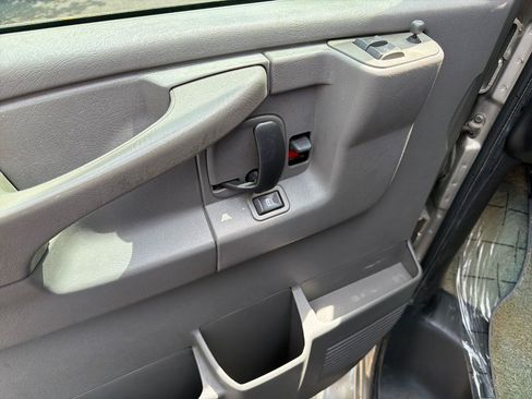 Used 2003 GMC Savana 1500 w/ Preferred Equipment Group 3 RWD image 11