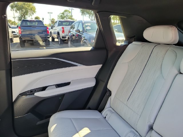 Used 2024 Cadillac Lyriq Luxury AWD/4WD image 15