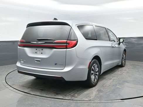 Used 2023 Chrysler Pacifica Touring-L image 28