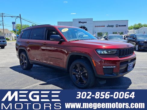 Used 2023 Jeep Grand Cherokee L Limited w/ Black Appearance Package AWD/4WD image 1