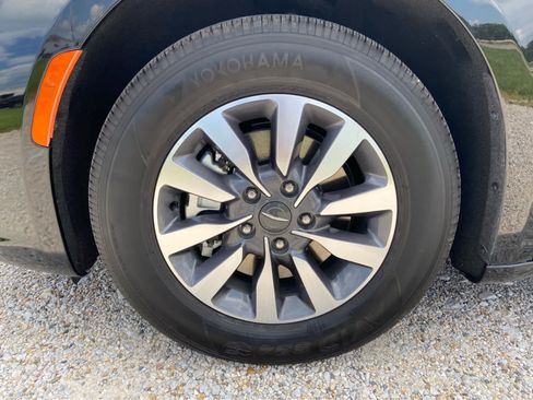 Used 2025 Chrysler Pacifica Select FWD image 13