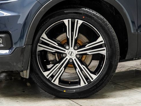 Used 2021 Volvo XC40 T5 Inscription w/ Climate Package image 3