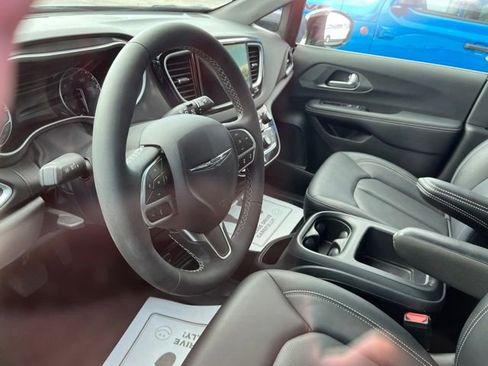 Used 2026 Chrysler Pacifica Select FWD image 8