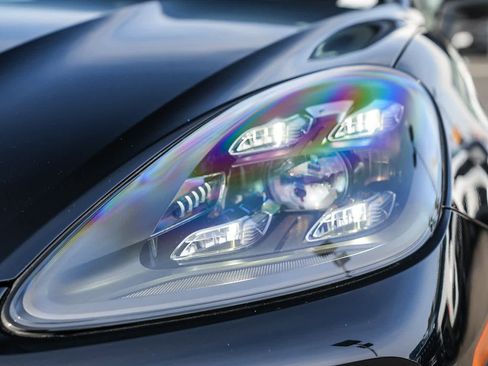 Used 2023 Porsche Cayenne Platinum Edition image 8