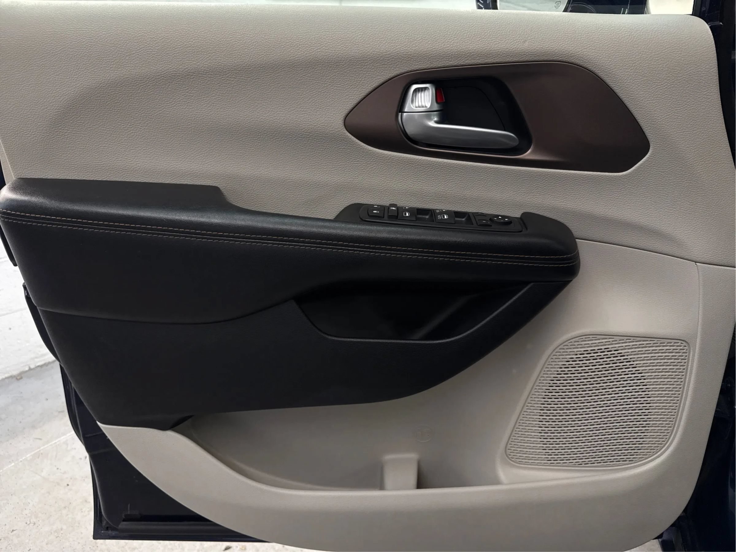 Used 2019 Chrysler Pacifica Touring-L FWD image 25