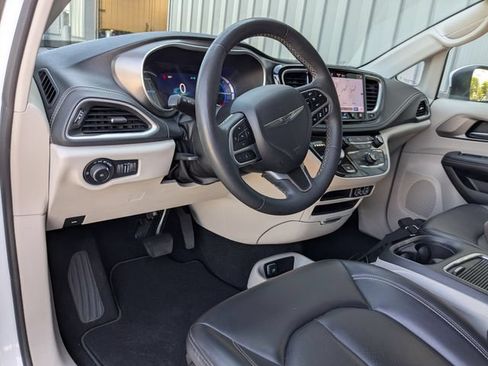 Used 2023 Chrysler Pacifica Touring-L FWD image 10