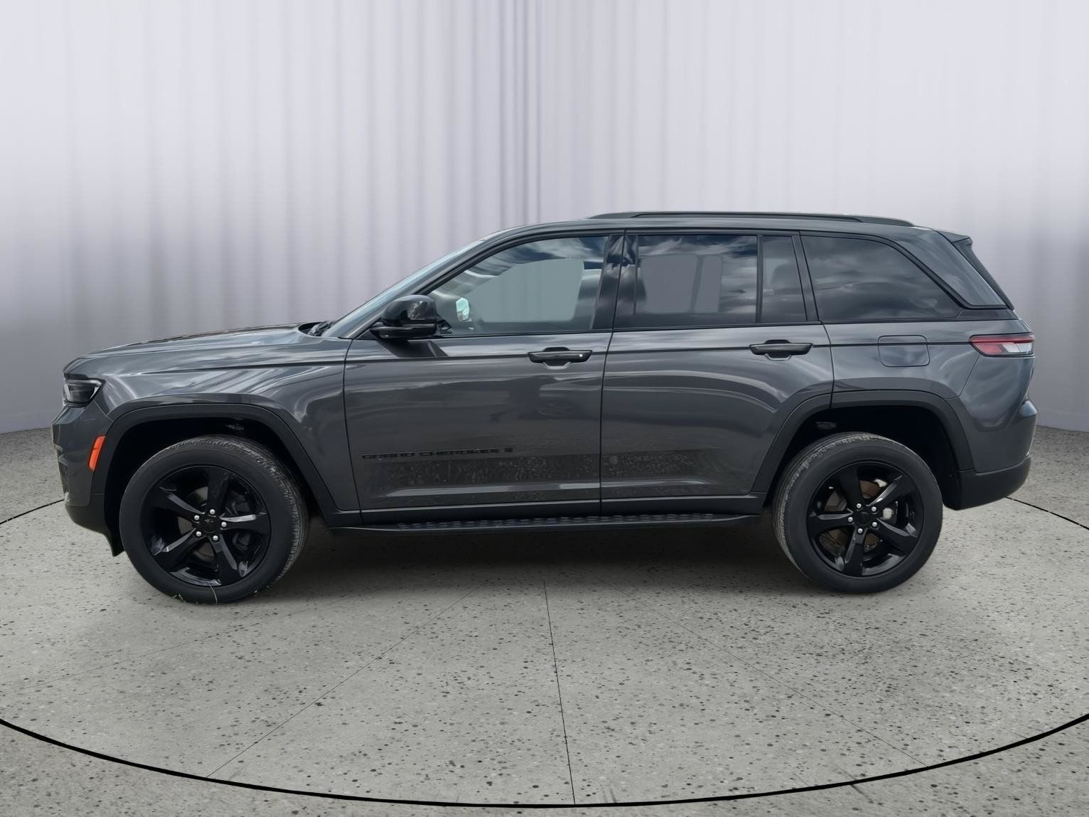 Used 2024 Jeep Grand Cherokee Altitude AWD/4WD image 2