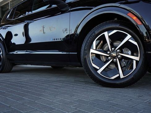 New 2025 Chevrolet Equinox EV LT image 10