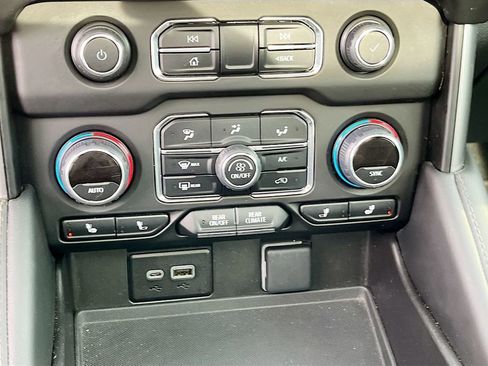 Used 2024 Chevrolet Suburban Z71 w/ Luxury Package AWD/4WD image 20