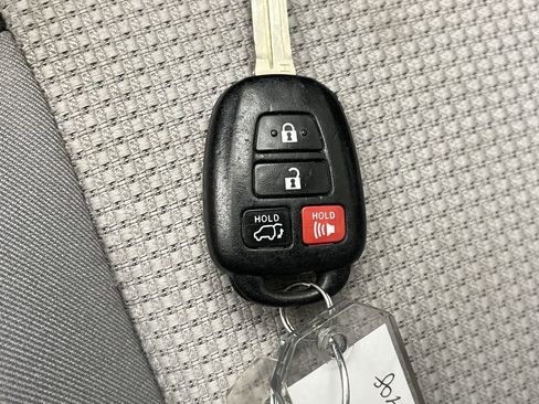 Used 2016 Toyota RAV4 XLE FWD image 23