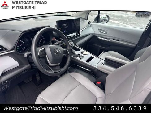 Used 2025 Toyota Sienna XLE FWD image 7