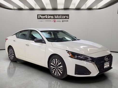 Used 2025 Nissan Altima 2.5 SV FWD image 7