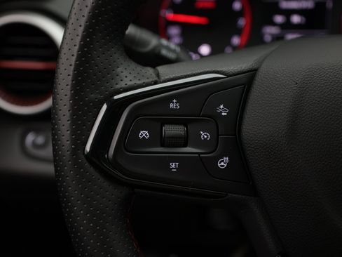 Used 2025 Chevrolet Trax RS w/ Sunroof Package FWD image 23