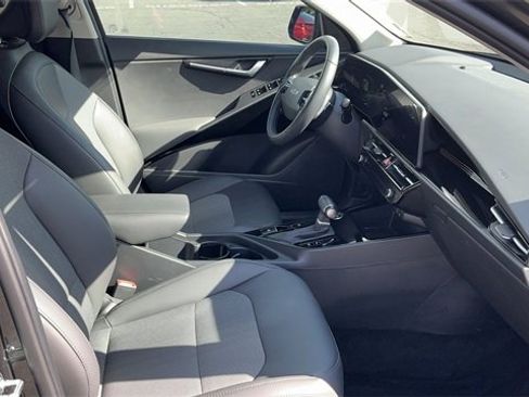 Used 2024 Kia Niro EX Touring image 26