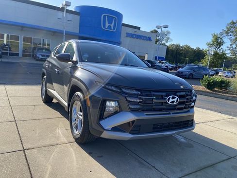 Used 2025 Hyundai Tucson SE FWD image 2