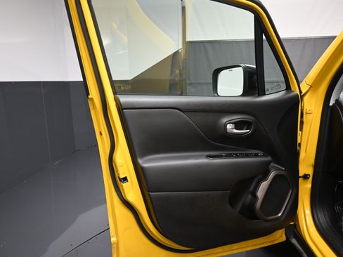 Used 2023 Jeep Renegade Latitude image 20