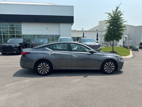 Used 2025 Nissan Altima 2.5 SV FWD image 8