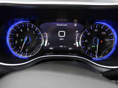 Used 2025 Chrysler Pacifica Limited image 28