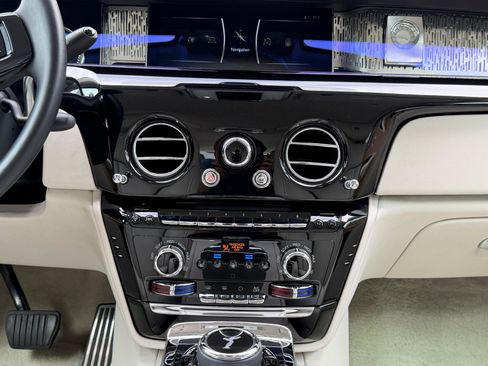 Used 2019 Rolls-Royce Phantom Sedan RWD image 40