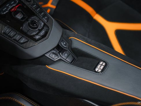 Used 2021 Lamborghini Aventador SVJ image 18