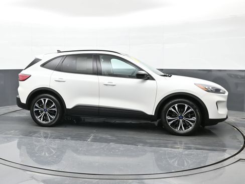 Used 2022 Ford Escape SE w/ SE Sport Appearance Package image 9