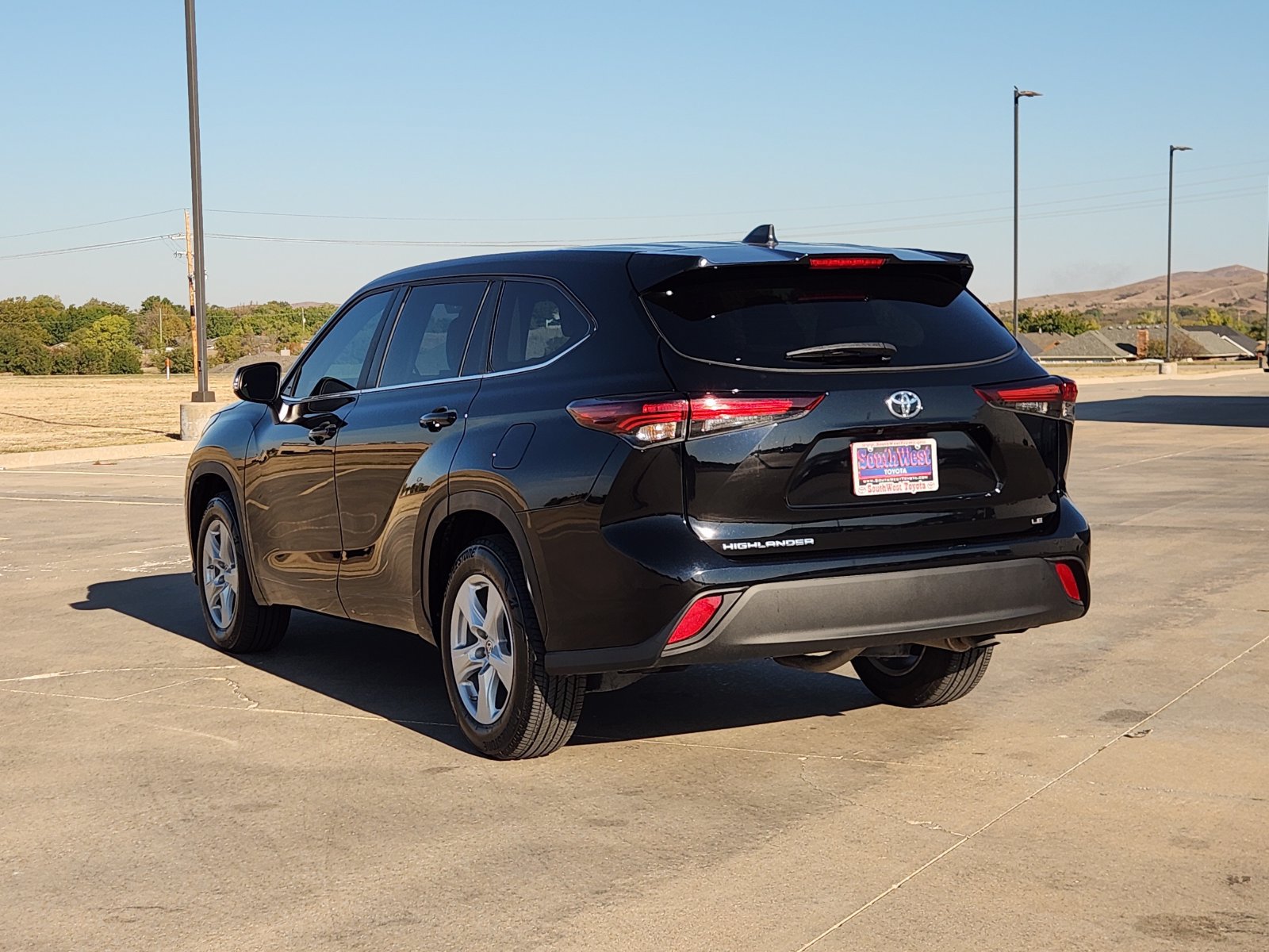 Used 2024 Toyota Highlander LE FWD image 4