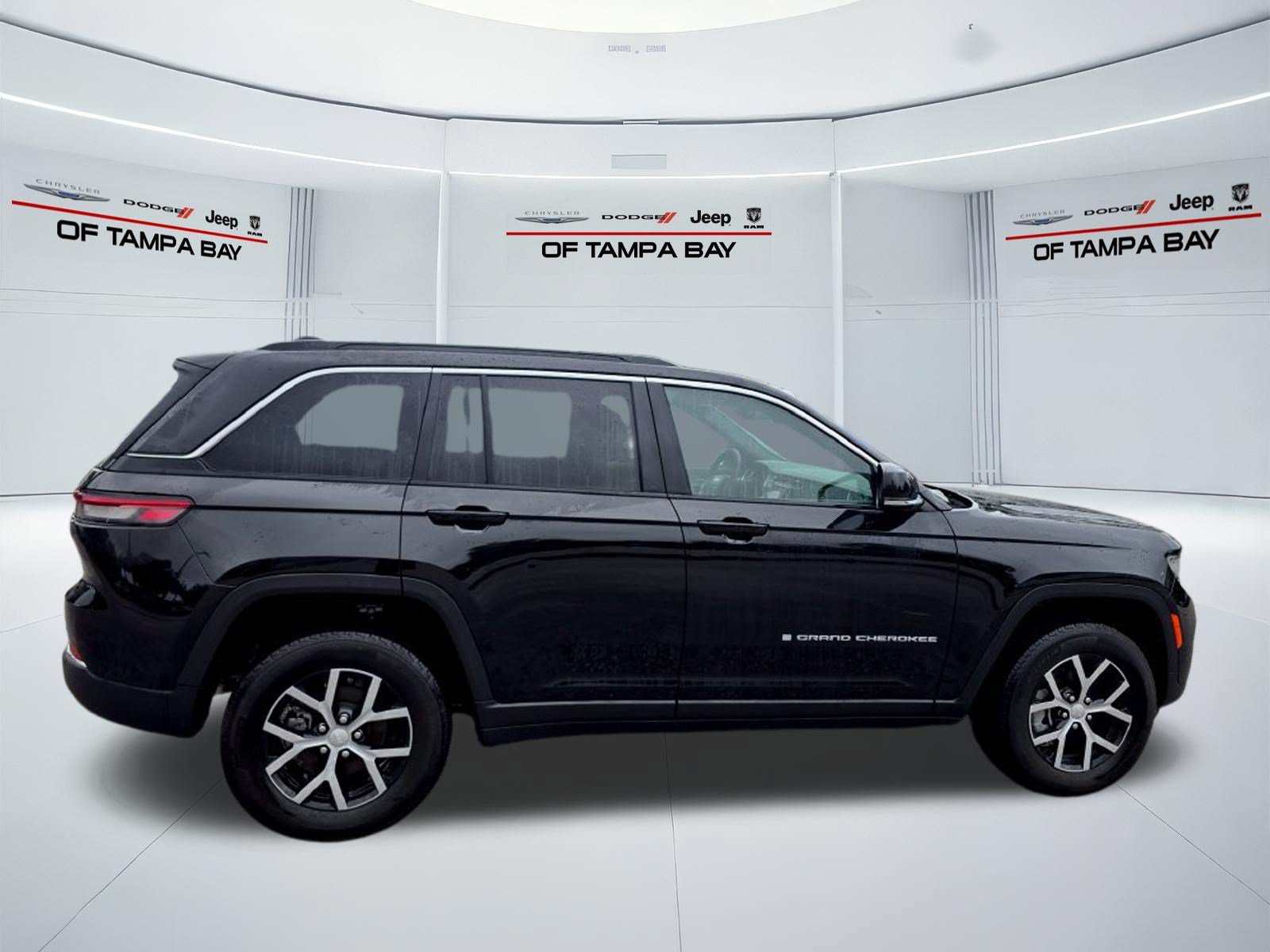 Used 2025 Jeep Grand Cherokee Limited AWD/4WD image 7