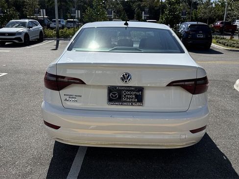 Used 2021 Volkswagen Jetta SE image 3