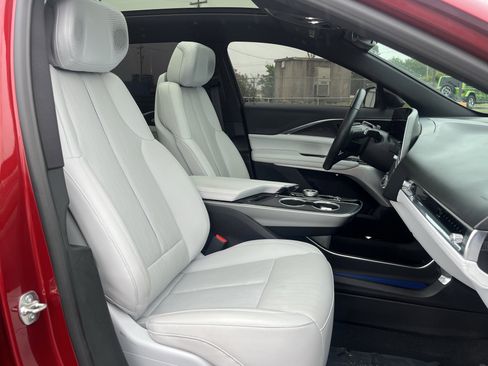 Used 2024 Cadillac Lyriq Sport RWD image 33