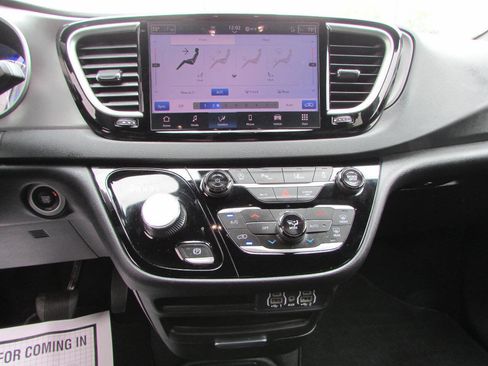 Used 2025 Chrysler Pacifica Select FWD image 10