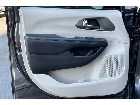 Used 2021 Chrysler Pacifica Touring w/ Uconnect Theater Family Group image 11