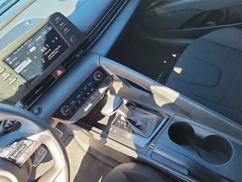 Certified 2025 Hyundai Elantra Sport image 32